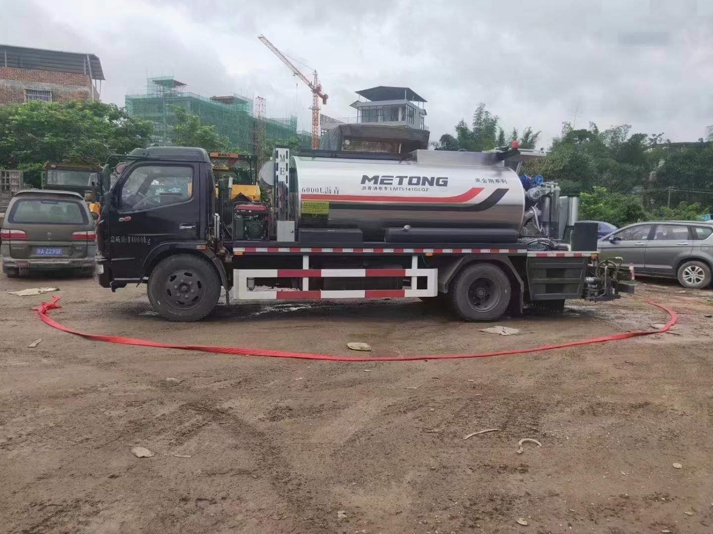 洒油车